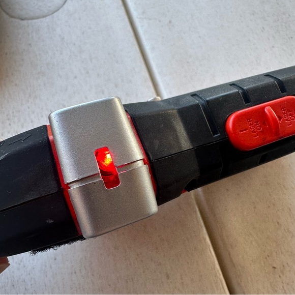 Black & Decker BullsEye Auto-Leveling Laser with Case BDL190S - Picture 2 of 15